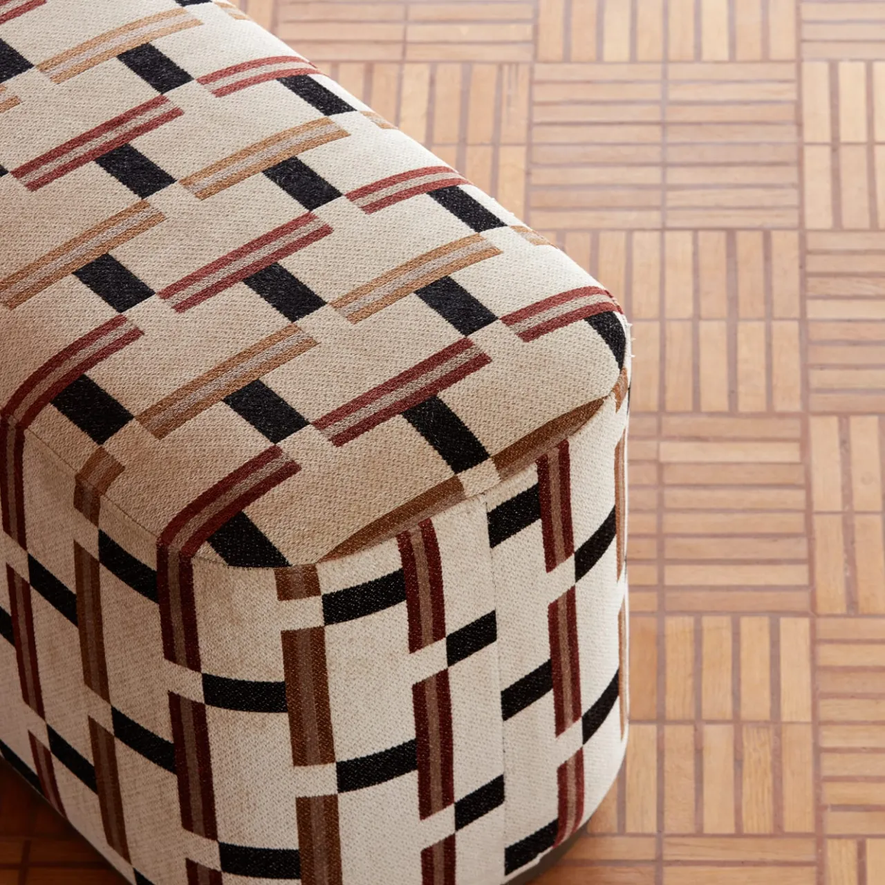 UNO Contract Ottomans & Poufs<CASSIO APLOMB OTTOMAN BY CIARMOLI QUEDA STUDIO