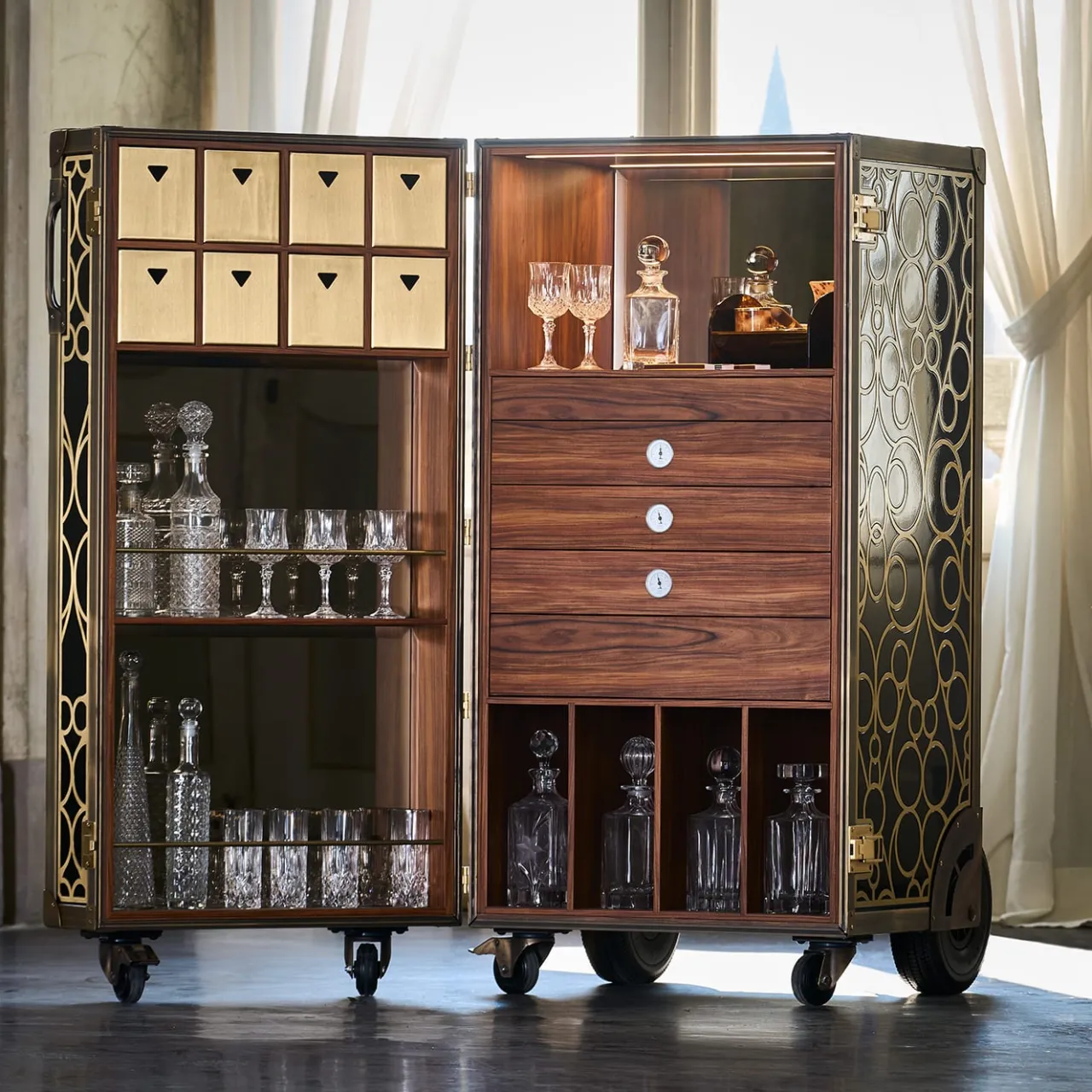 laErre Trunks Trunks<Chicago Cigars Showcase Trunk