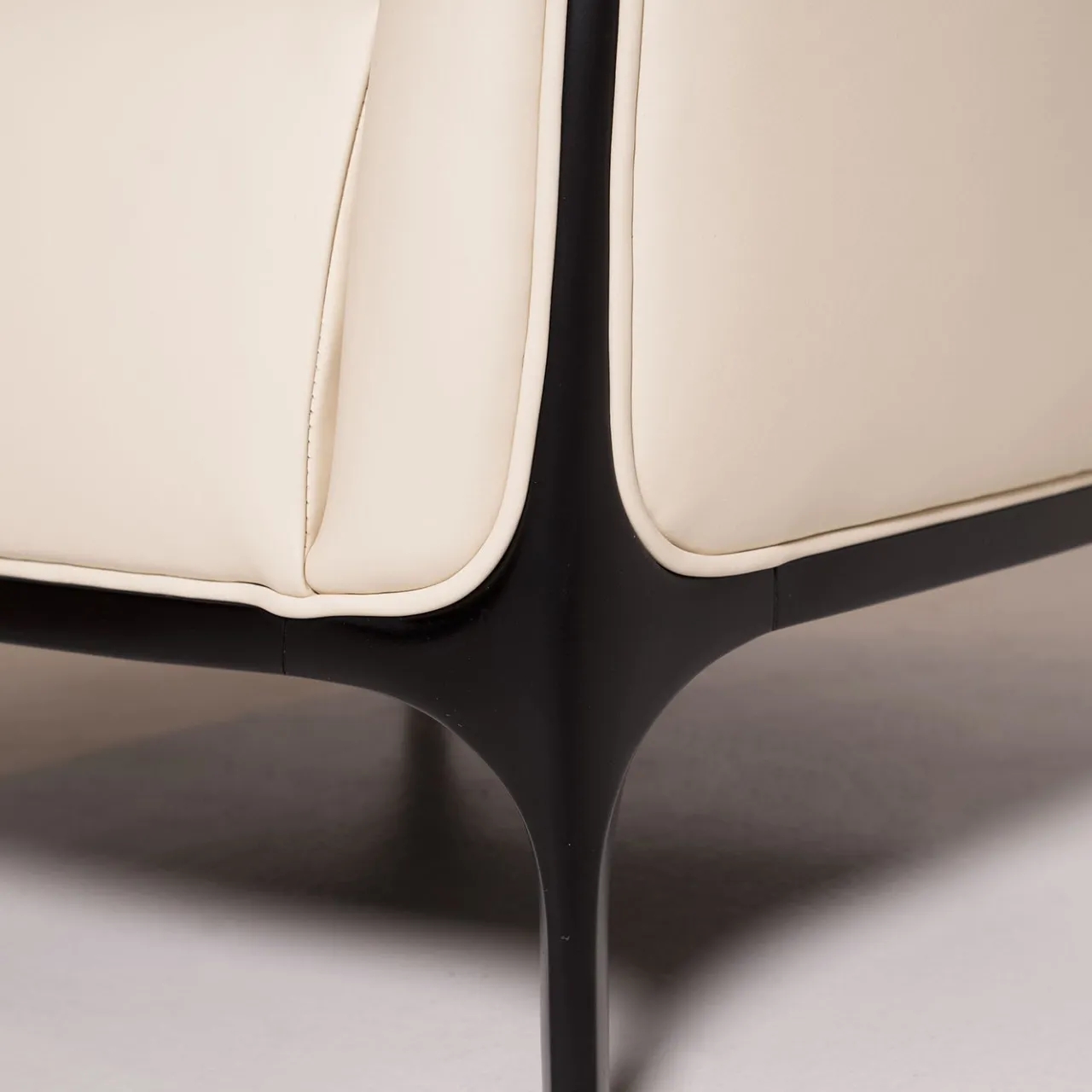 Mantellassi 1926 Armchairs<Koral off white armchair with black lacquered frame