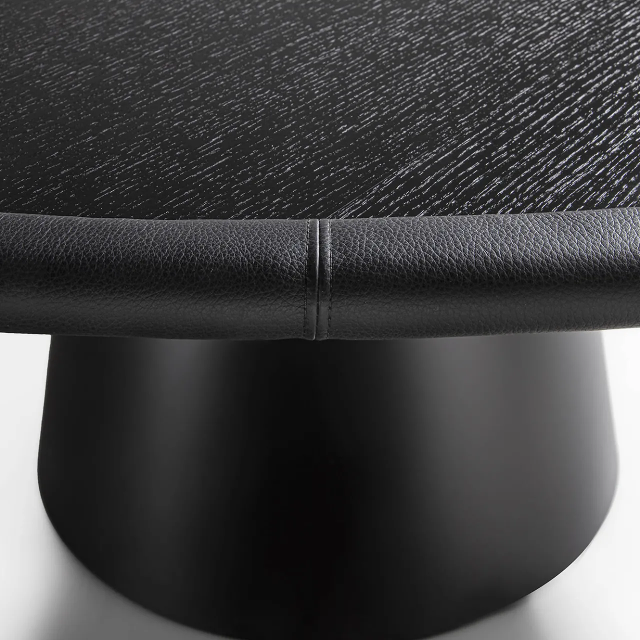 Enrico Pellizzoni Dining Tables<Loop Round Black Leather Table