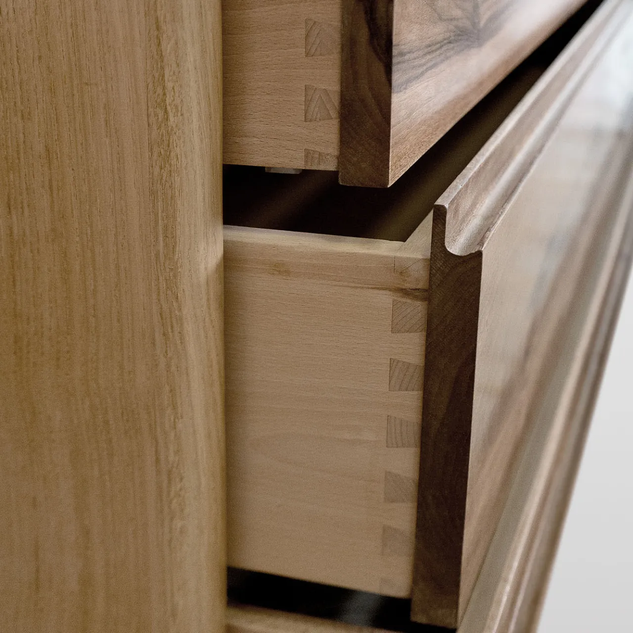 Ebanisteria Roberto Gambella Dressers<Minimalist Walnut & Chestnut Dresser